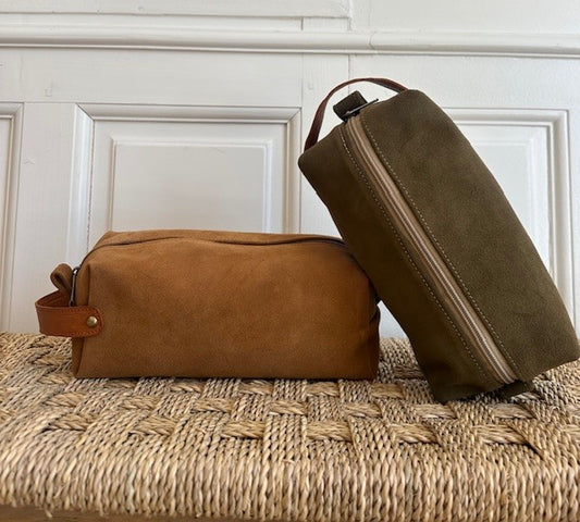 LA TROUSSE DE TOILETTE EN DAIM
