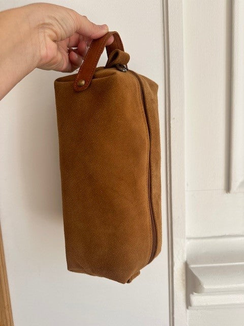 LA TROUSSE DE TOILETTE EN DAIM