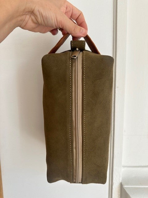 LA TROUSSE DE TOILETTE EN DAIM