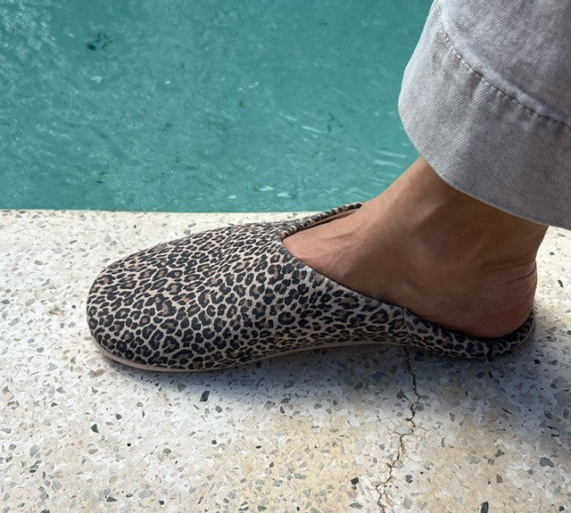 Les babouches en cuir Léopard clair